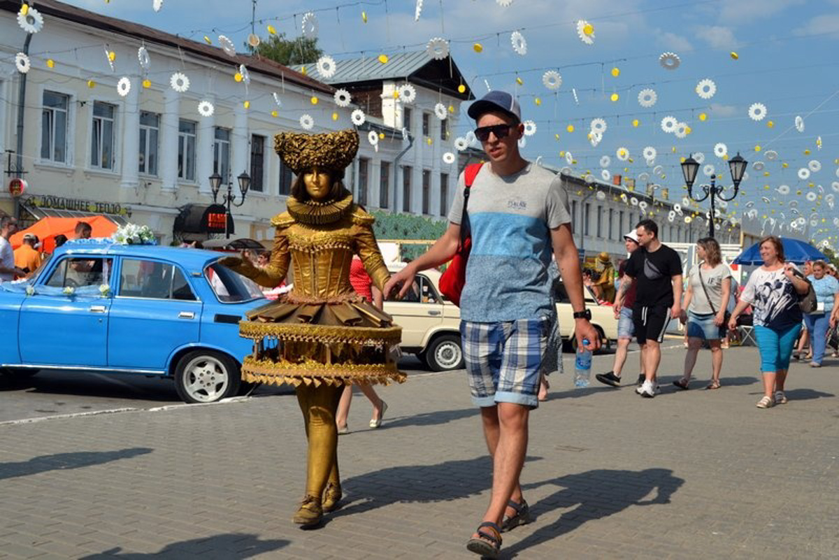 По самым скромным подсчетам, 8 июля население Мурома удвоилось за счет гостей и туристов. Весь день в городе работали 15 интерактивных площадок – по количеству лет праздника. Торжество ко Дню семьи, любви и верности завершилось концертом на набережной Оки и грандиозным салютом. 