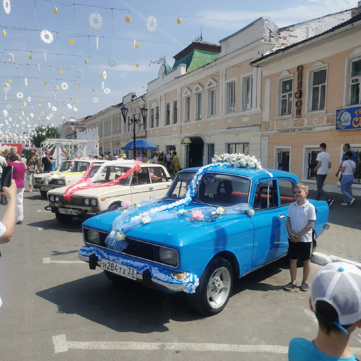 По самым скромным подсчетам, 8 июля население Мурома удвоилось за счет гостей и туристов. Весь день в городе работали 15 интерактивных площадок – по количеству лет праздника. Торжество ко Дню семьи, любви и верности завершилось концертом на набережной Оки и грандиозным салютом. 