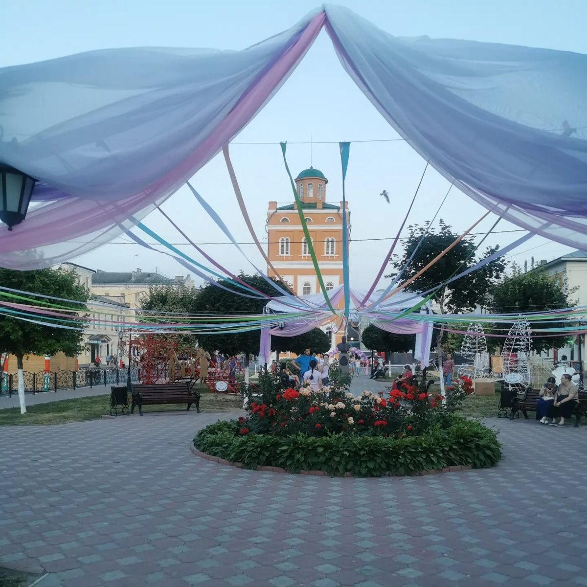 По самым скромным подсчетам, 8 июля население Мурома удвоилось за счет гостей и туристов. Весь день в городе работали 15 интерактивных площадок – по количеству лет праздника. Торжество ко Дню семьи, любви и верности завершилось концертом на набережной Оки и грандиозным салютом. 