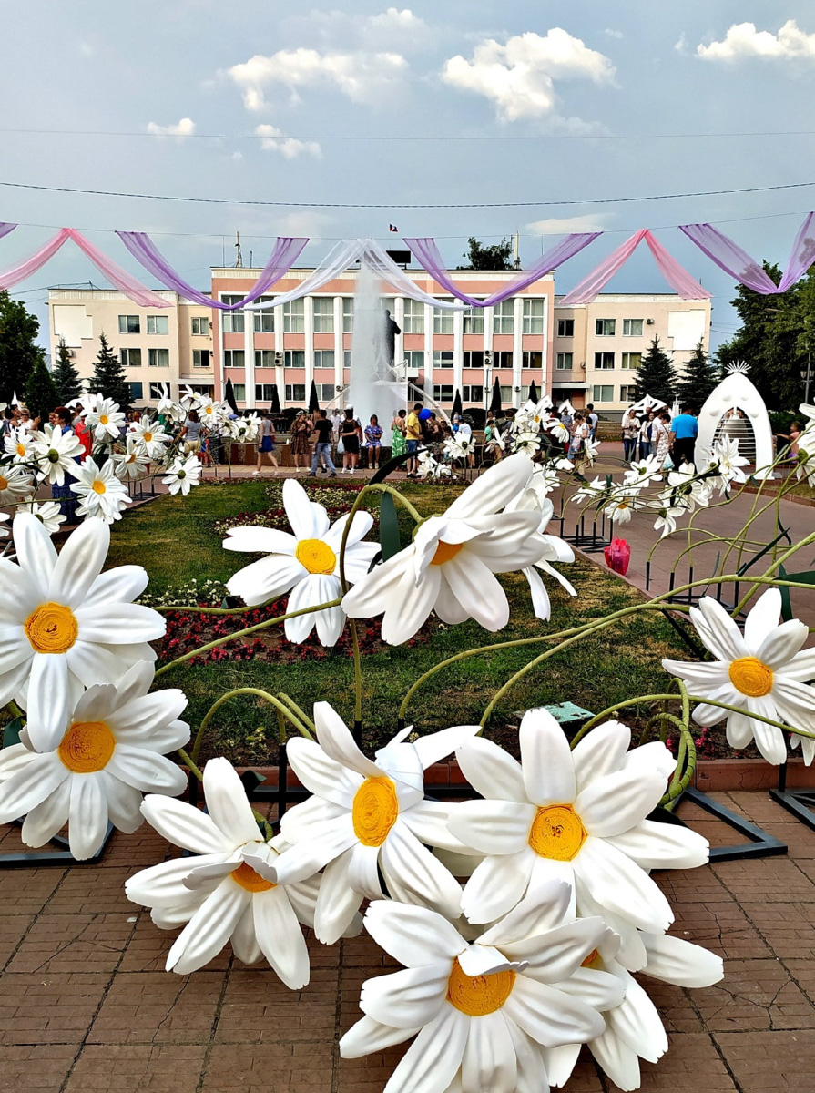 По самым скромным подсчетам, 8 июля население Мурома удвоилось за счет гостей и туристов. Весь день в городе работали 15 интерактивных площадок – по количеству лет праздника. Торжество ко Дню семьи, любви и верности завершилось концертом на набережной Оки и грандиозным салютом. 