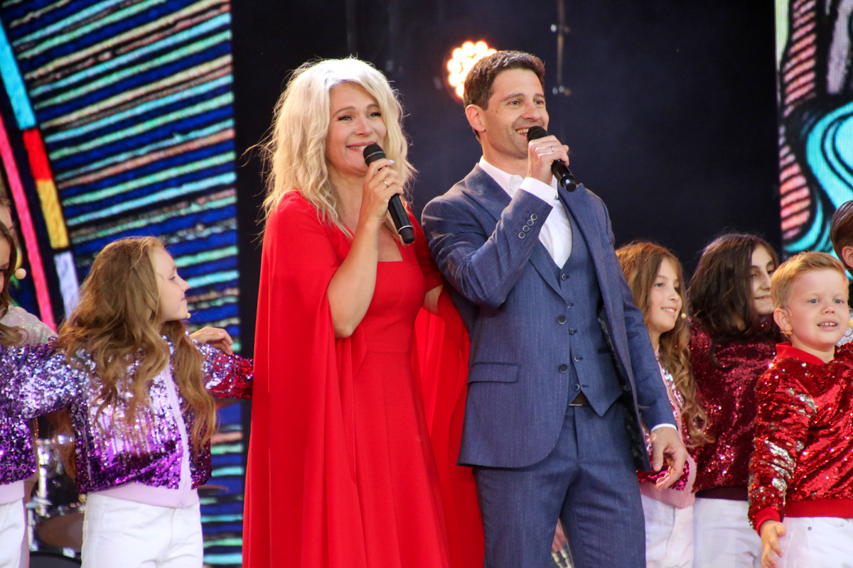 По самым скромным подсчетам, 8 июля население Мурома удвоилось за счет гостей и туристов. Весь день в городе работали 15 интерактивных площадок – по количеству лет праздника. Торжество ко Дню семьи, любви и верности завершилось концертом на набережной Оки и грандиозным салютом. 