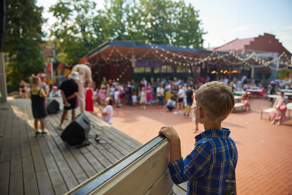 В день открытия выставки «People вместе» на сцене выступали творческие коллективы города, сообщество корги устроило дефиле своих питомцев в красивых костюмах, а ведущие провели розыгрыши призов от спонсоров и веселые конкурсы. И все ради помощи бездомным хвостикам!