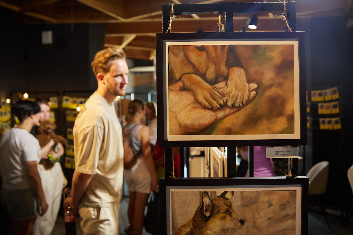 В день открытия выставки «People вместе» на сцене выступали творческие коллективы города, сообщество корги устроило дефиле своих питомцев в красивых костюмах, а ведущие провели розыгрыши призов от спонсоров и веселые конкурсы. И все ради помощи бездомным хвостикам!