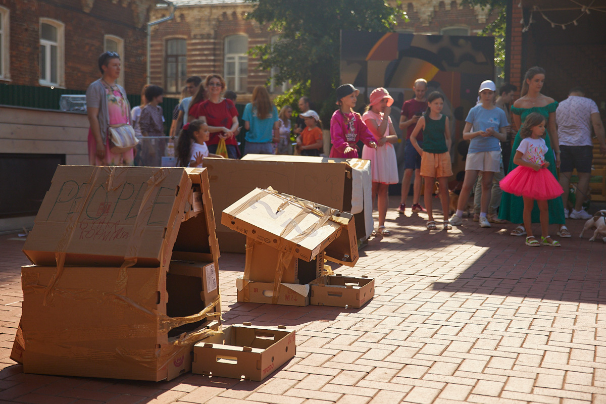 В день открытия выставки «People вместе» на сцене выступали творческие коллективы города, сообщество корги устроило дефиле своих питомцев в красивых костюмах, а ведущие провели розыгрыши призов от спонсоров и веселые конкурсы. И все ради помощи бездомным хвостикам!