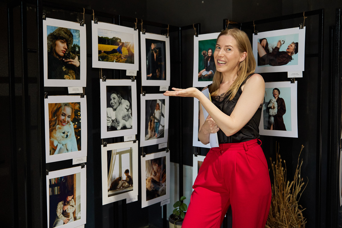 В день открытия выставки «People вместе» на сцене выступали творческие коллективы города, сообщество корги устроило дефиле своих питомцев в красивых костюмах, а ведущие провели розыгрыши призов от спонсоров и веселые конкурсы. И все ради помощи бездомным хвостикам!