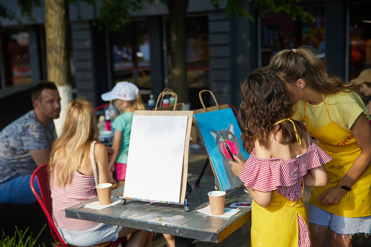 В день открытия выставки «People вместе» на сцене выступали творческие коллективы города, сообщество корги устроило дефиле своих питомцев в красивых костюмах, а ведущие провели розыгрыши призов от спонсоров и веселые конкурсы. И все ради помощи бездомным хвостикам!