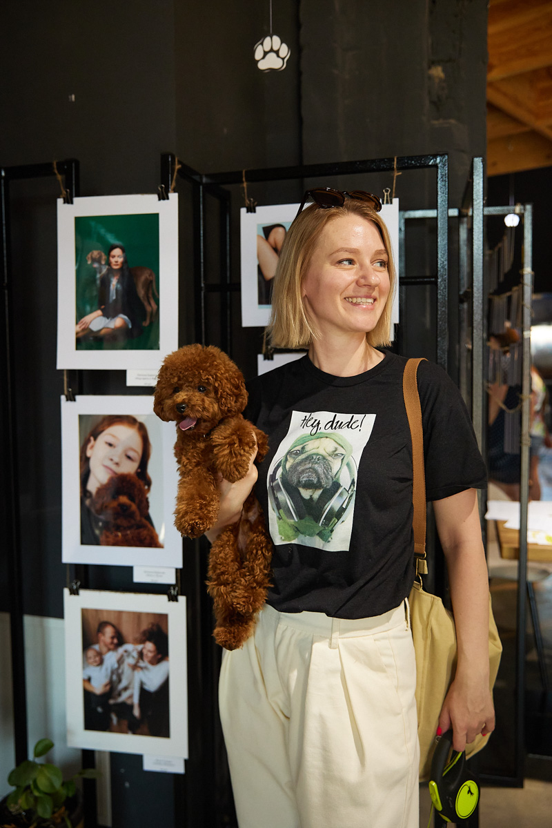 В день открытия выставки «People вместе» на сцене выступали творческие коллективы города, сообщество корги устроило дефиле своих питомцев в красивых костюмах, а ведущие провели розыгрыши призов от спонсоров и веселые конкурсы. И все ради помощи бездомным хвостикам!