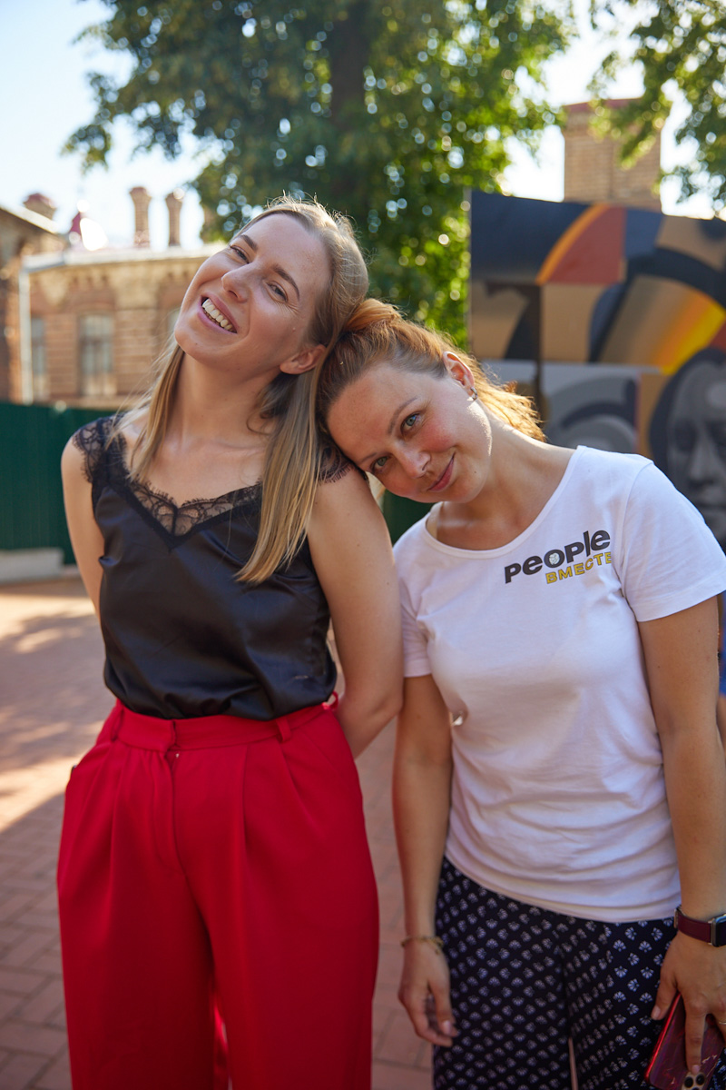 В день открытия выставки «People вместе» на сцене выступали творческие коллективы города, сообщество корги устроило дефиле своих питомцев в красивых костюмах, а ведущие провели розыгрыши призов от спонсоров и веселые конкурсы. И все ради помощи бездомным хвостикам!