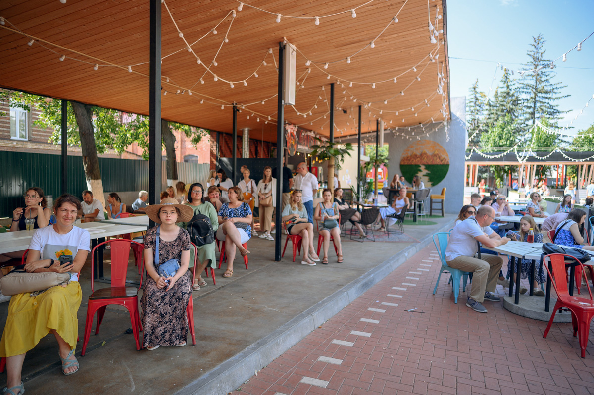 В день открытия выставки «People вместе» на сцене выступали творческие коллективы города, сообщество корги устроило дефиле своих питомцев в красивых костюмах, а ведущие провели розыгрыши призов от спонсоров и веселые конкурсы. И все ради помощи бездомным хвостикам!