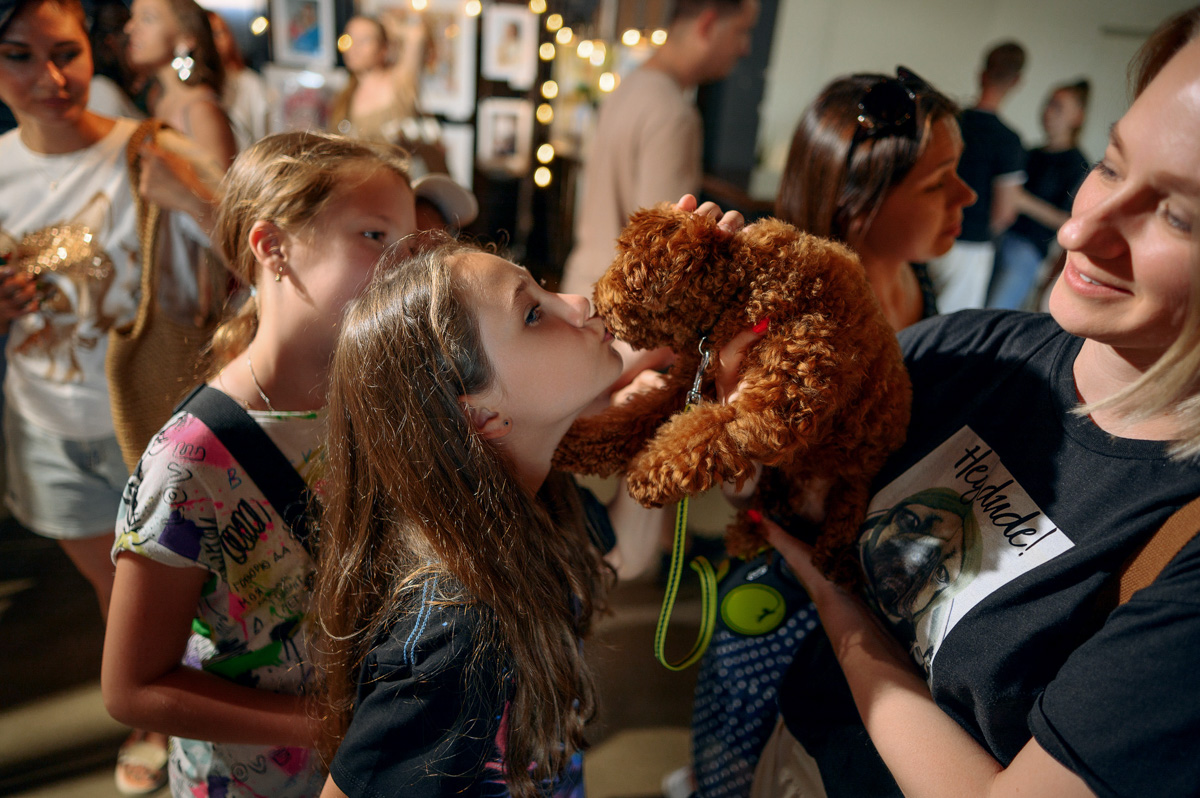 В день открытия выставки «People вместе» на сцене выступали творческие коллективы города, сообщество корги устроило дефиле своих питомцев в красивых костюмах, а ведущие провели розыгрыши призов от спонсоров и веселые конкурсы. И все ради помощи бездомным хвостикам!