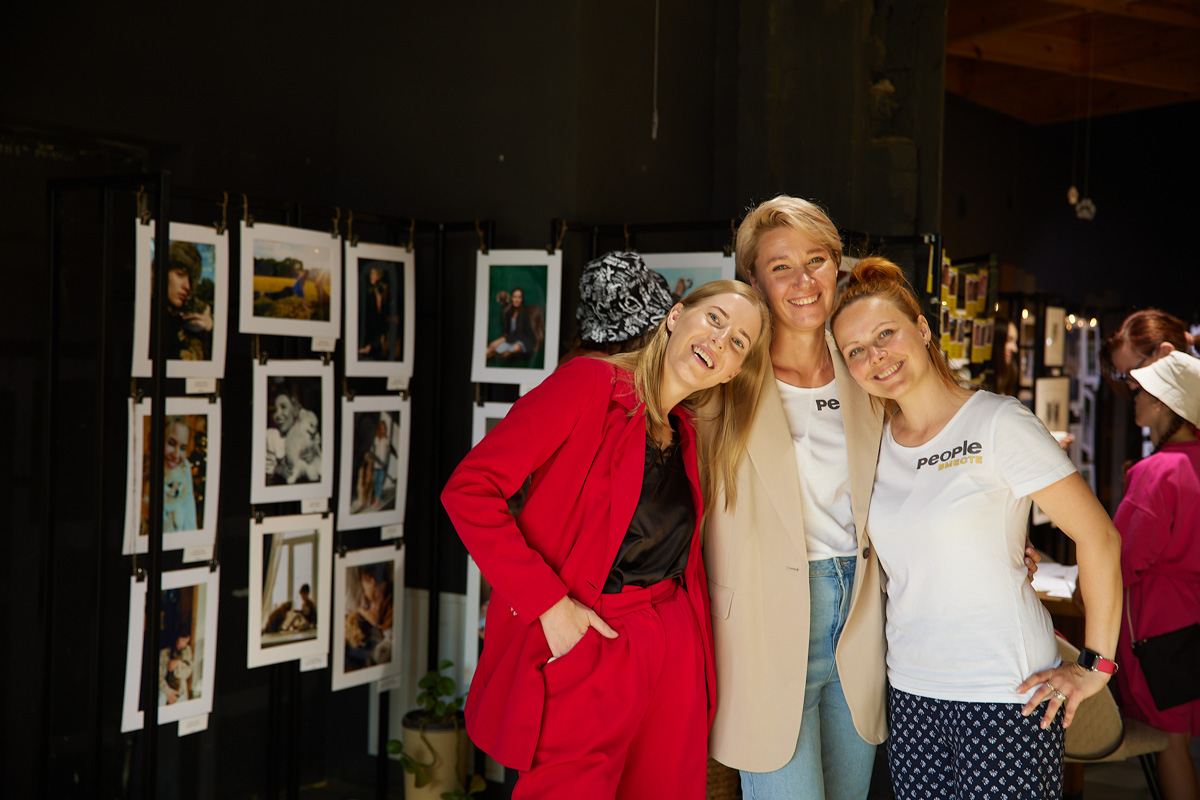 В день открытия выставки «People вместе» на сцене выступали творческие коллективы города, сообщество корги устроило дефиле своих питомцев в красивых костюмах, а ведущие провели розыгрыши призов от спонсоров и веселые конкурсы. И все ради помощи бездомным хвостикам!