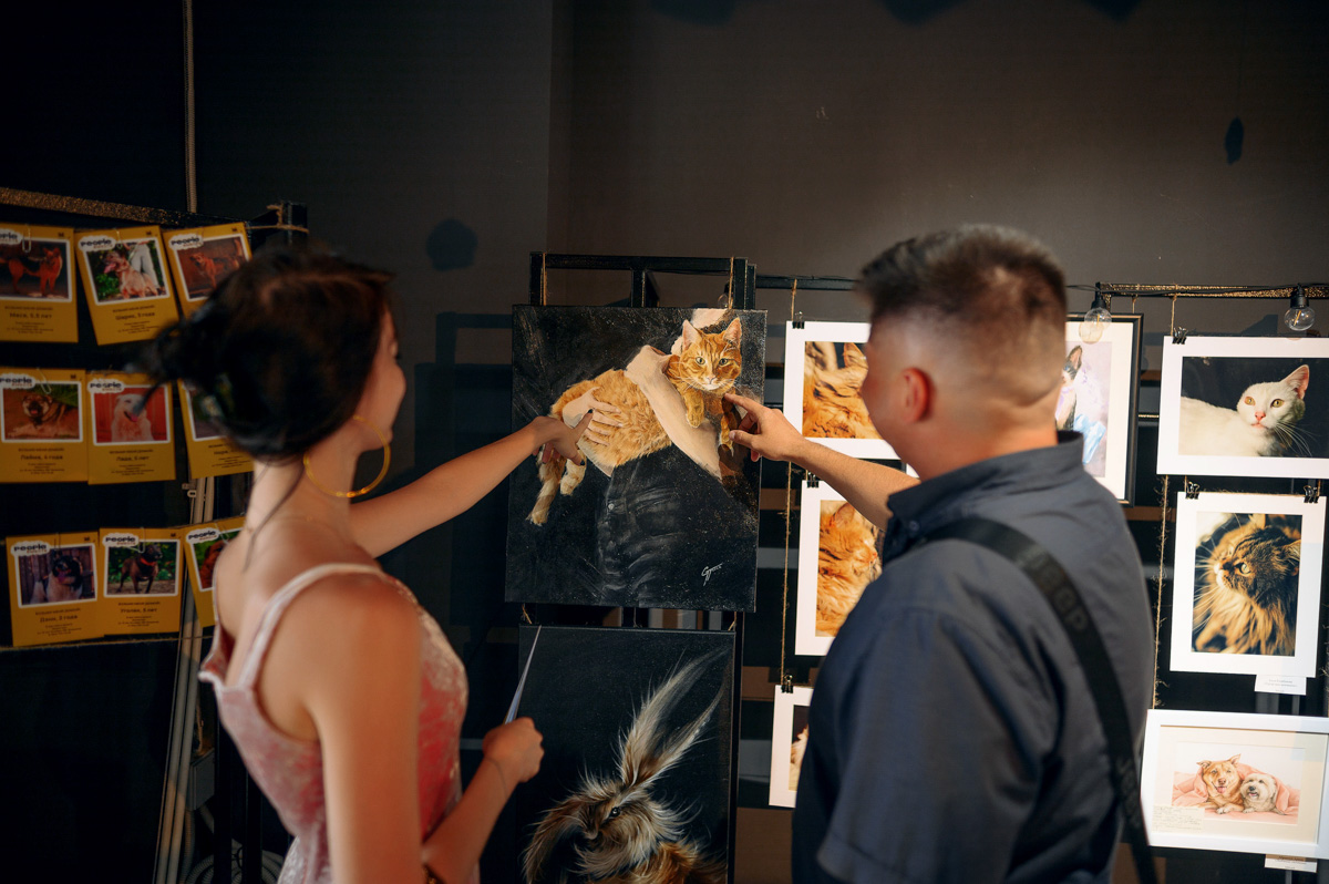 В день открытия выставки «People вместе» на сцене выступали творческие коллективы города, сообщество корги устроило дефиле своих питомцев в красивых костюмах, а ведущие провели розыгрыши призов от спонсоров и веселые конкурсы. И все ради помощи бездомным хвостикам!