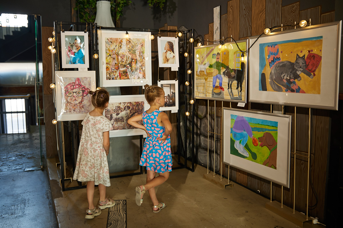 В день открытия выставки «People вместе» на сцене выступали творческие коллективы города, сообщество корги устроило дефиле своих питомцев в красивых костюмах, а ведущие провели розыгрыши призов от спонсоров и веселые конкурсы. И все ради помощи бездомным хвостикам!