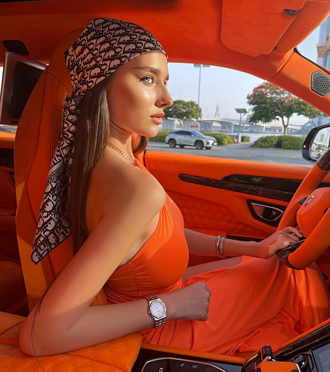 «Такие девушки как звезды» — эта строчка из известного хита сразу же всплывает в памяти, едва только мы видим красивых дам в не менее прекрасных вечерних нарядах. В таких, например, как у героинь нашего сегодняшнего обзора.