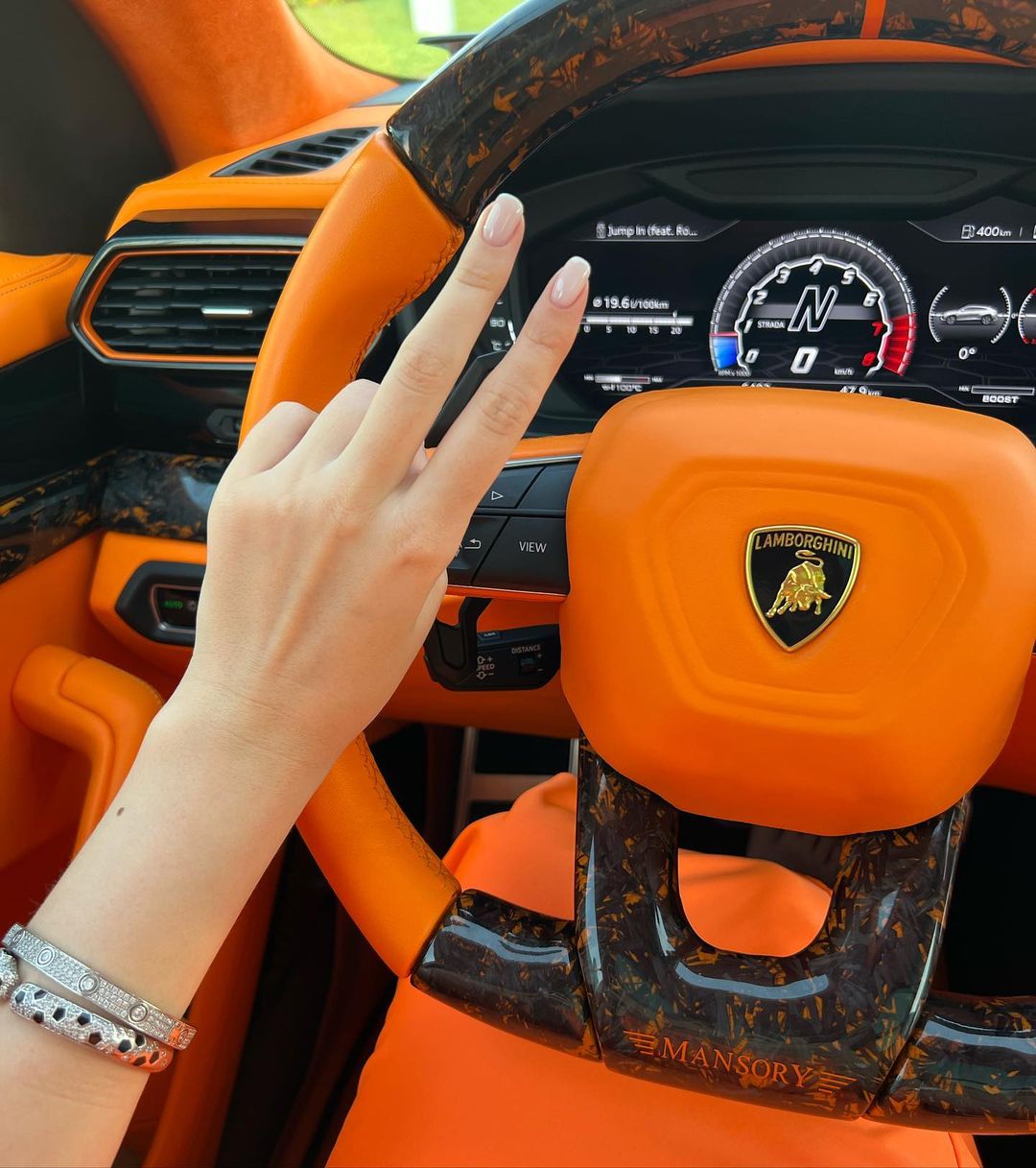 «Такие девушки как звезды» — эта строчка из известного хита сразу же всплывает в памяти, едва только мы видим красивых дам в не менее прекрасных вечерних нарядах. В таких, например, как у героинь нашего сегодняшнего обзора.