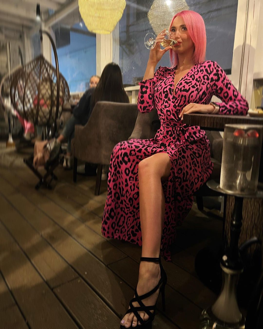 «Такие девушки как звезды» — эта строчка из известного хита сразу же всплывает в памяти, едва только мы видим красивых дам в не менее прекрасных вечерних нарядах. В таких, например, как у героинь нашего сегодняшнего обзора.