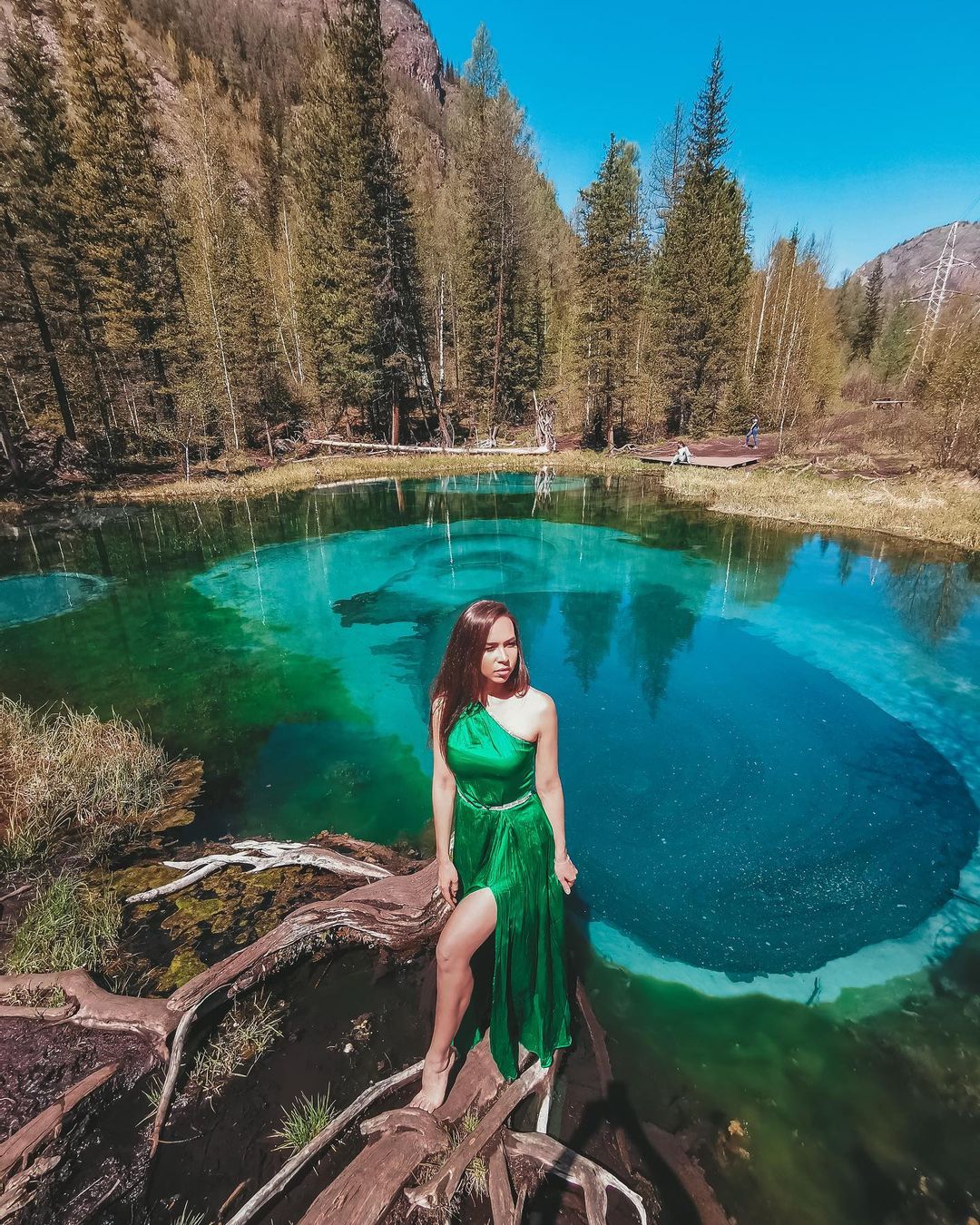 «Такие девушки как звезды» — эта строчка из известного хита сразу же всплывает в памяти, едва только мы видим красивых дам в не менее прекрасных вечерних нарядах. В таких, например, как у героинь нашего сегодняшнего обзора.