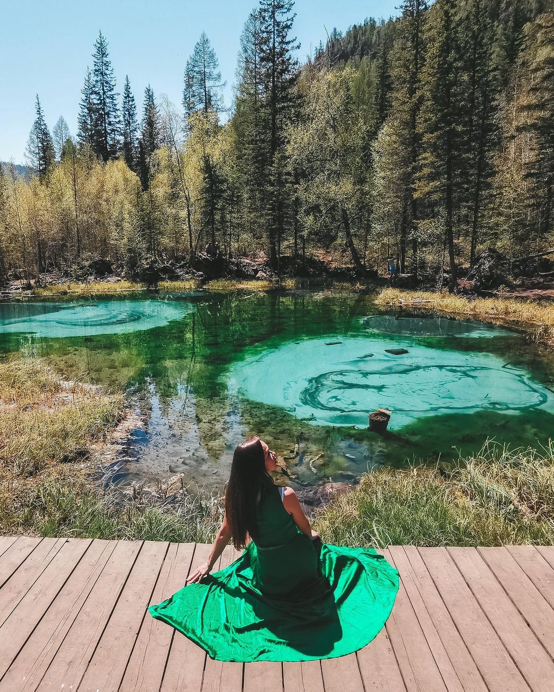 «Такие девушки как звезды» — эта строчка из известного хита сразу же всплывает в памяти, едва только мы видим красивых дам в не менее прекрасных вечерних нарядах. В таких, например, как у героинь нашего сегодняшнего обзора.
