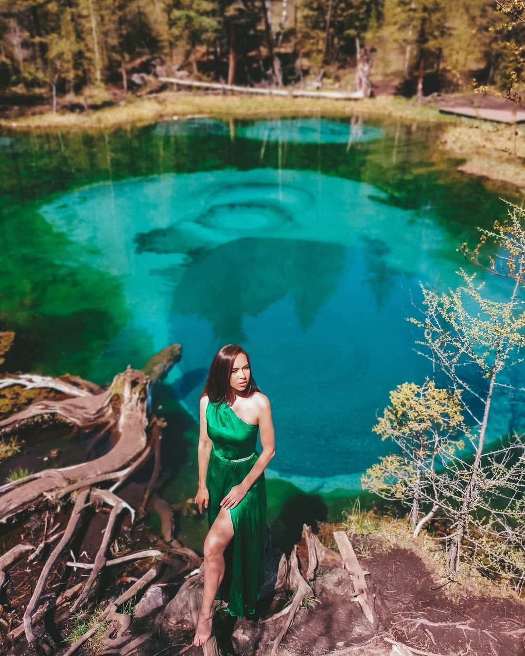 «Такие девушки как звезды» — эта строчка из известного хита сразу же всплывает в памяти, едва только мы видим красивых дам в не менее прекрасных вечерних нарядах. В таких, например, как у героинь нашего сегодняшнего обзора.