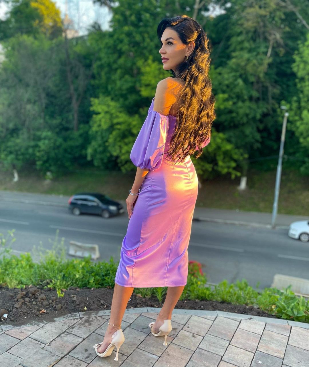 «Такие девушки как звезды» — эта строчка из известного хита сразу же всплывает в памяти, едва только мы видим красивых дам в не менее прекрасных вечерних нарядах. В таких, например, как у героинь нашего сегодняшнего обзора.