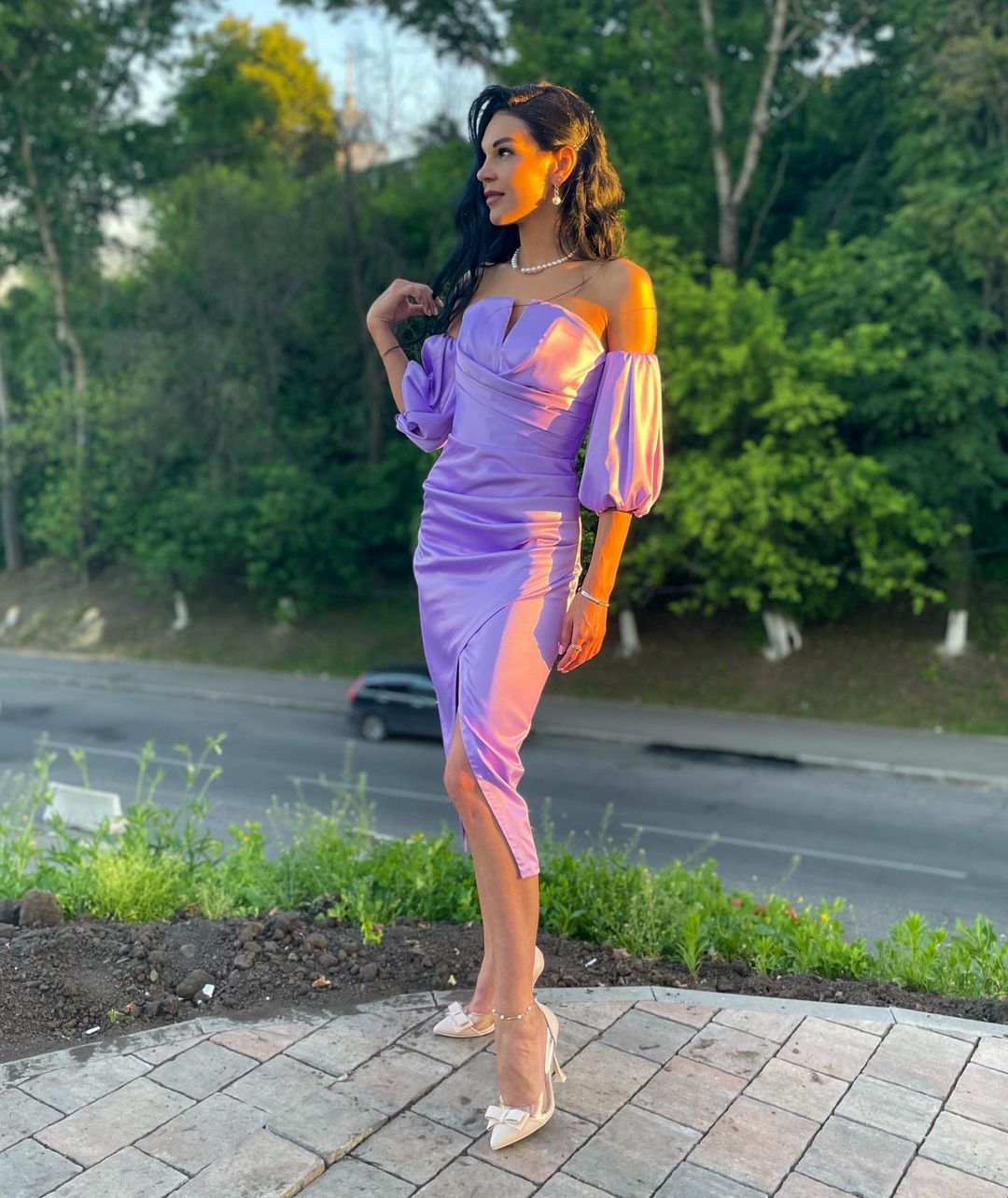 «Такие девушки как звезды» — эта строчка из известного хита сразу же всплывает в памяти, едва только мы видим красивых дам в не менее прекрасных вечерних нарядах. В таких, например, как у героинь нашего сегодняшнего обзора.