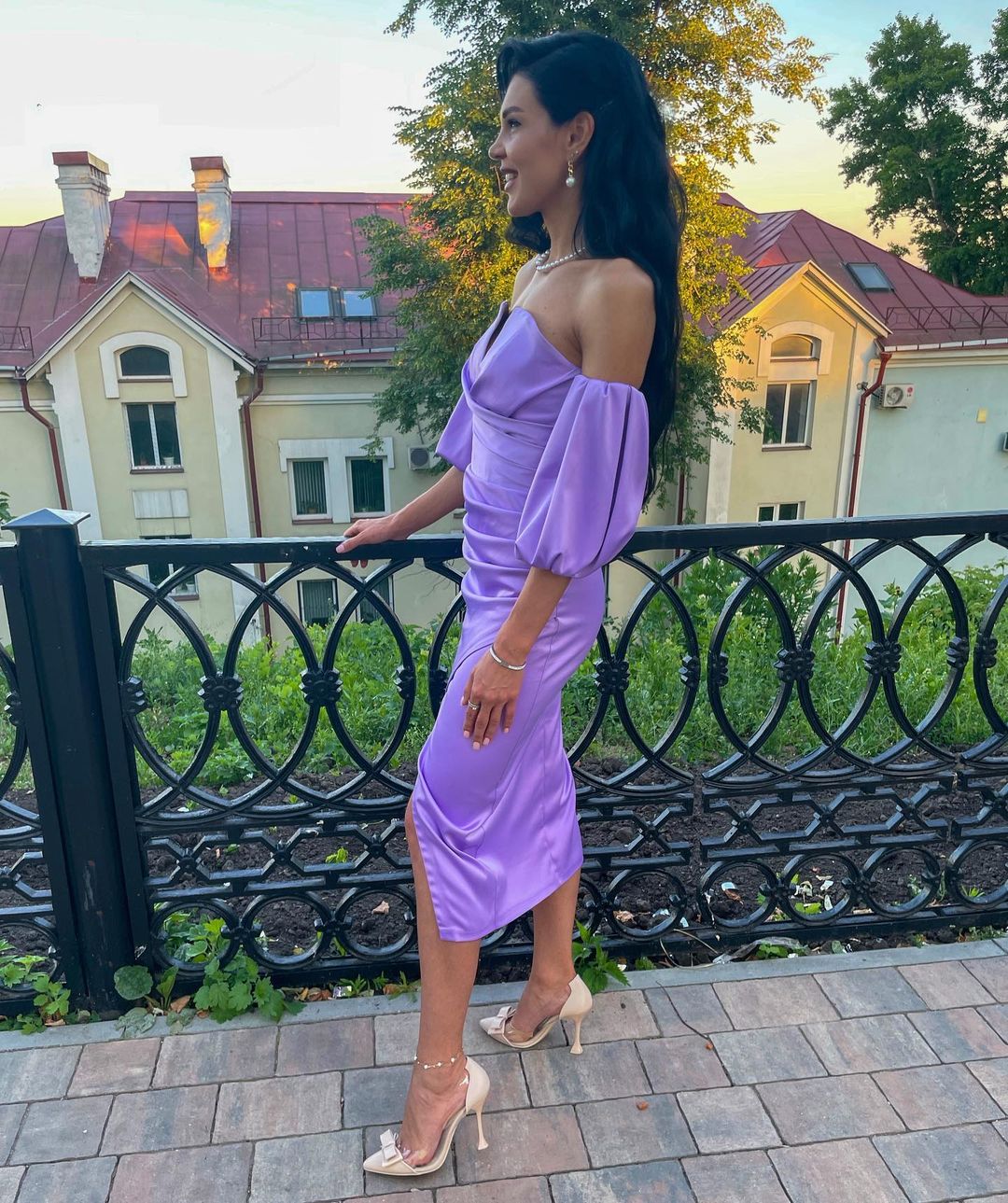 «Такие девушки как звезды» — эта строчка из известного хита сразу же всплывает в памяти, едва только мы видим красивых дам в не менее прекрасных вечерних нарядах. В таких, например, как у героинь нашего сегодняшнего обзора.