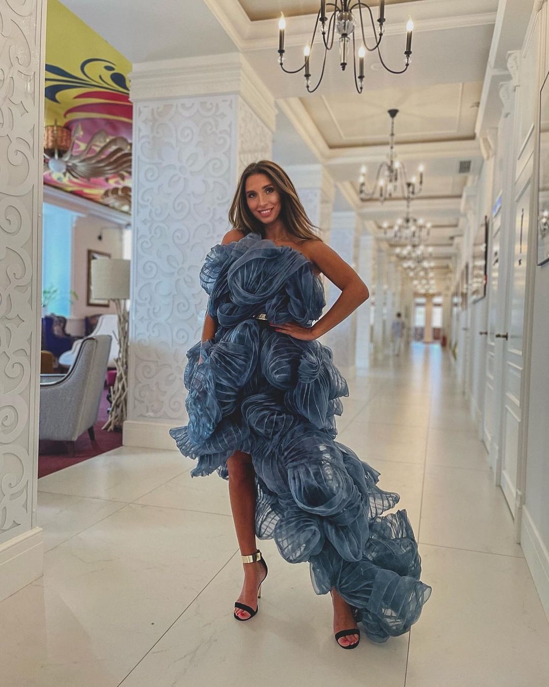 «Такие девушки как звезды» — эта строчка из известного хита сразу же всплывает в памяти, едва только мы видим красивых дам в не менее прекрасных вечерних нарядах. В таких, например, как у героинь нашего сегодняшнего обзора.