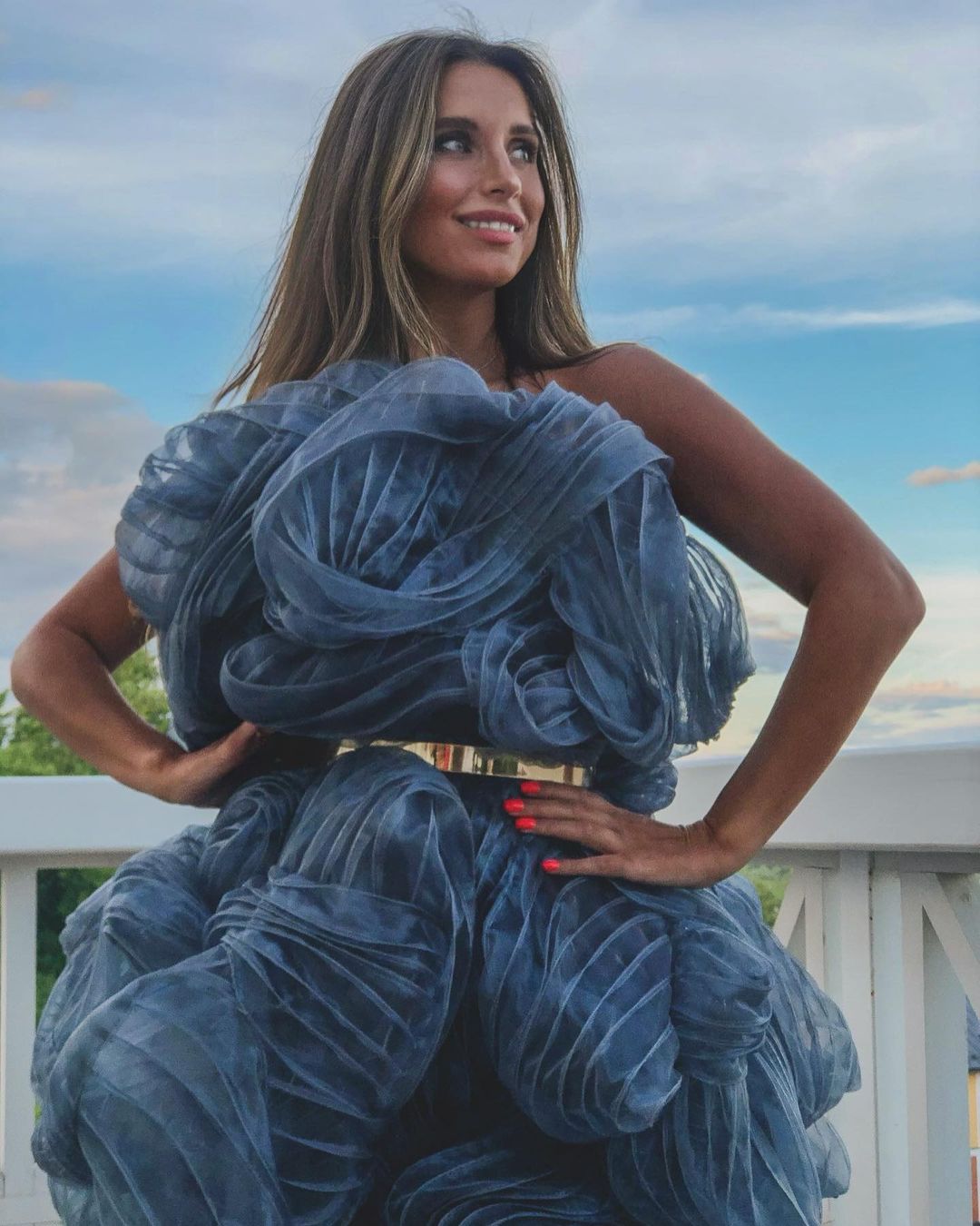 «Такие девушки как звезды» — эта строчка из известного хита сразу же всплывает в памяти, едва только мы видим красивых дам в не менее прекрасных вечерних нарядах. В таких, например, как у героинь нашего сегодняшнего обзора.