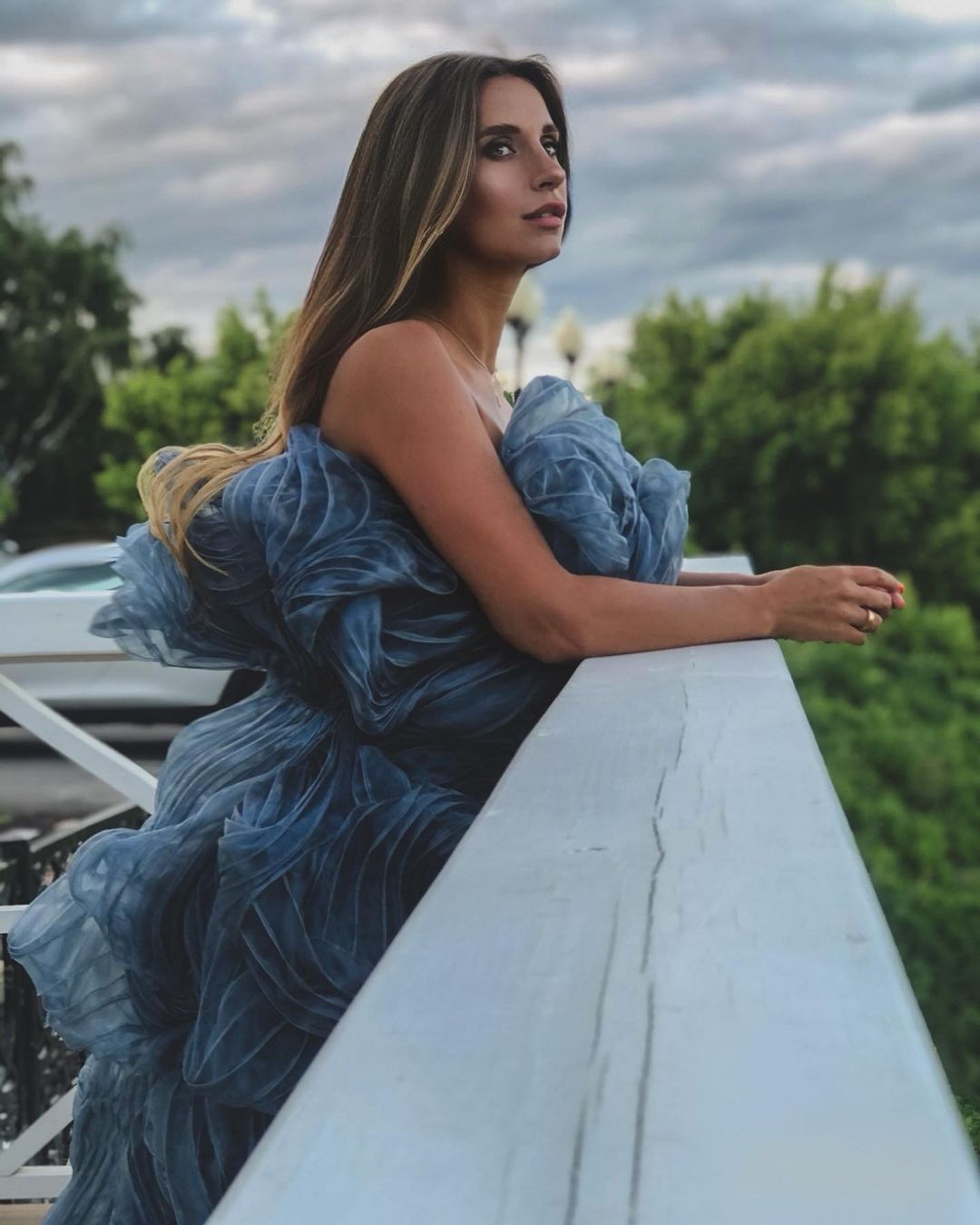 «Такие девушки как звезды» — эта строчка из известного хита сразу же всплывает в памяти, едва только мы видим красивых дам в не менее прекрасных вечерних нарядах. В таких, например, как у героинь нашего сегодняшнего обзора.