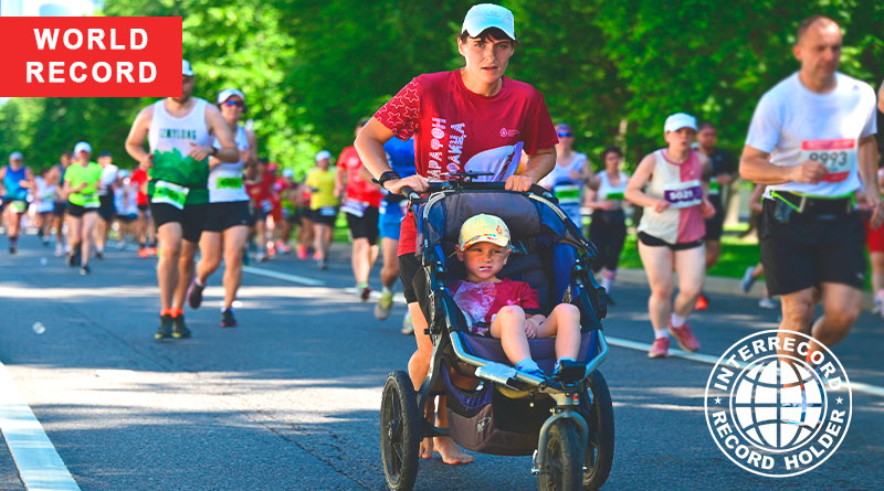 Асфальт обжигал ноги, но Ольга Бекрицкая из Владимира все-таки установила мировой рекорд по бегу с детской коляской босиком! 21 км вместе с сыном она преодолела за два часа шесть минут. Достижение было зафиксировано официально. Но и это не главное. Ольга говорит, что ее история про любовь к бегу и сыну.