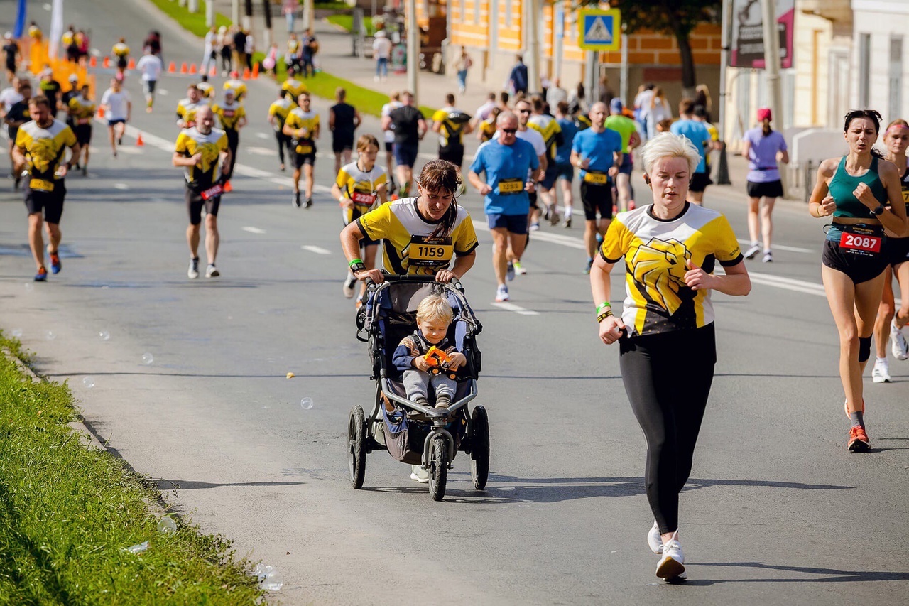 Асфальт обжигал ноги, но Ольга Бекрицкая из Владимира все-таки установила мировой рекорд по бегу с детской коляской босиком! 21 км вместе с сыном она преодолела за два часа шесть минут. Достижение было зафиксировано официально. Но и это не главное. Ольга говорит, что ее история про любовь к бегу и сыну.