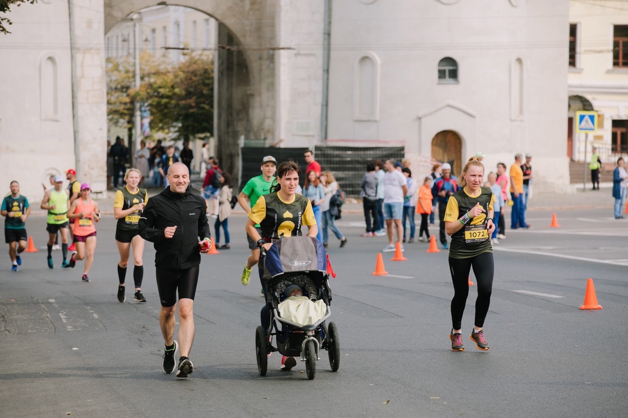 Асфальт обжигал ноги, но Ольга Бекрицкая из Владимира все-таки установила мировой рекорд по бегу с детской коляской босиком! 21 км вместе с сыном она преодолела за два часа шесть минут. Достижение было зафиксировано официально. Но и это не главное. Ольга говорит, что ее история про любовь к бегу и сыну.