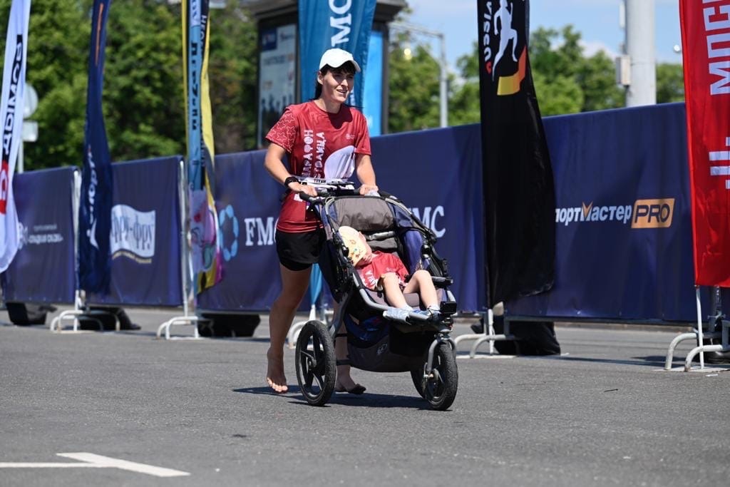 Асфальт обжигал ноги, но Ольга Бекрицкая из Владимира все-таки установила мировой рекорд по бегу с детской коляской босиком! 21 км вместе с сыном она преодолела за два часа шесть минут. Достижение было зафиксировано официально. Но и это не главное. Ольга говорит, что ее история про любовь к бегу и сыну.