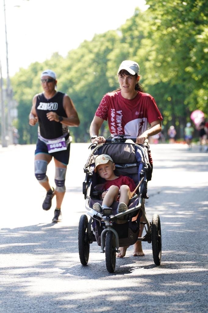 Асфальт обжигал ноги, но Ольга Бекрицкая из Владимира все-таки установила мировой рекорд по бегу с детской коляской босиком! 21 км вместе с сыном она преодолела за два часа шесть минут. Достижение было зафиксировано официально. Но и это не главное. Ольга говорит, что ее история про любовь к бегу и сыну.