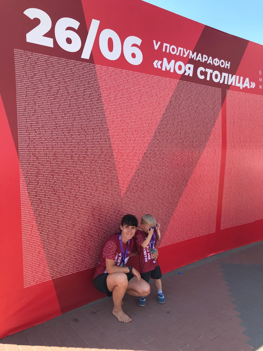 Асфальт обжигал ноги, но Ольга Бекрицкая из Владимира все-таки установила мировой рекорд по бегу с детской коляской босиком! 21 км вместе с сыном она преодолела за два часа шесть минут. Достижение было зафиксировано официально. Но и это не главное. Ольга говорит, что ее история про любовь к бегу и сыну.