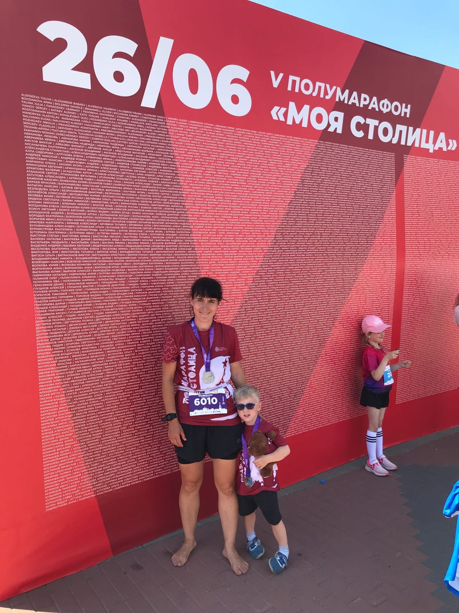 Асфальт обжигал ноги, но Ольга Бекрицкая из Владимира все-таки установила мировой рекорд по бегу с детской коляской босиком! 21 км вместе с сыном она преодолела за два часа шесть минут. Достижение было зафиксировано официально. Но и это не главное. Ольга говорит, что ее история про любовь к бегу и сыну.