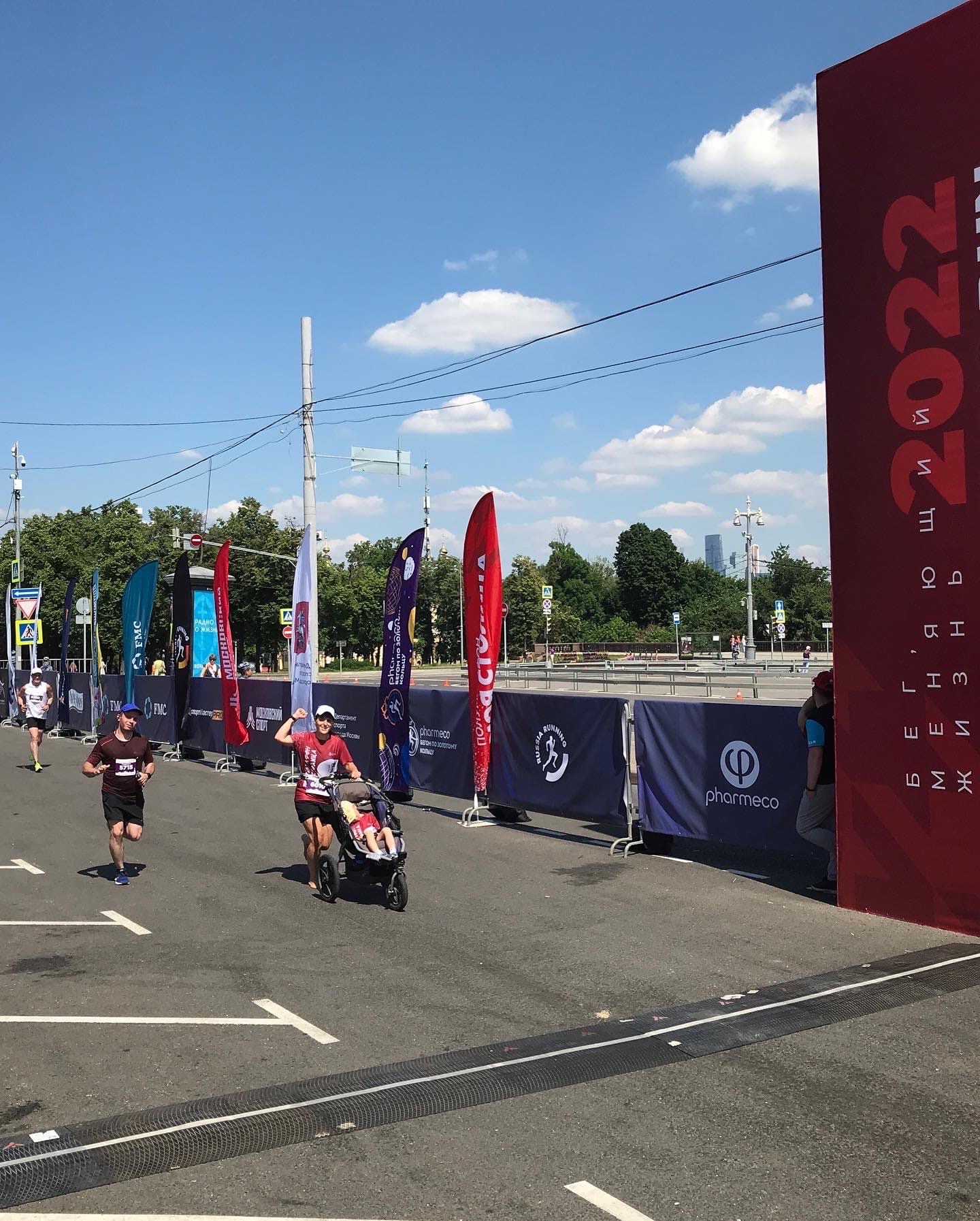 Асфальт обжигал ноги, но Ольга Бекрицкая из Владимира все-таки установила мировой рекорд по бегу с детской коляской босиком! 21 км вместе с сыном она преодолела за два часа шесть минут. Достижение было зафиксировано официально. Но и это не главное. Ольга говорит, что ее история про любовь к бегу и сыну.