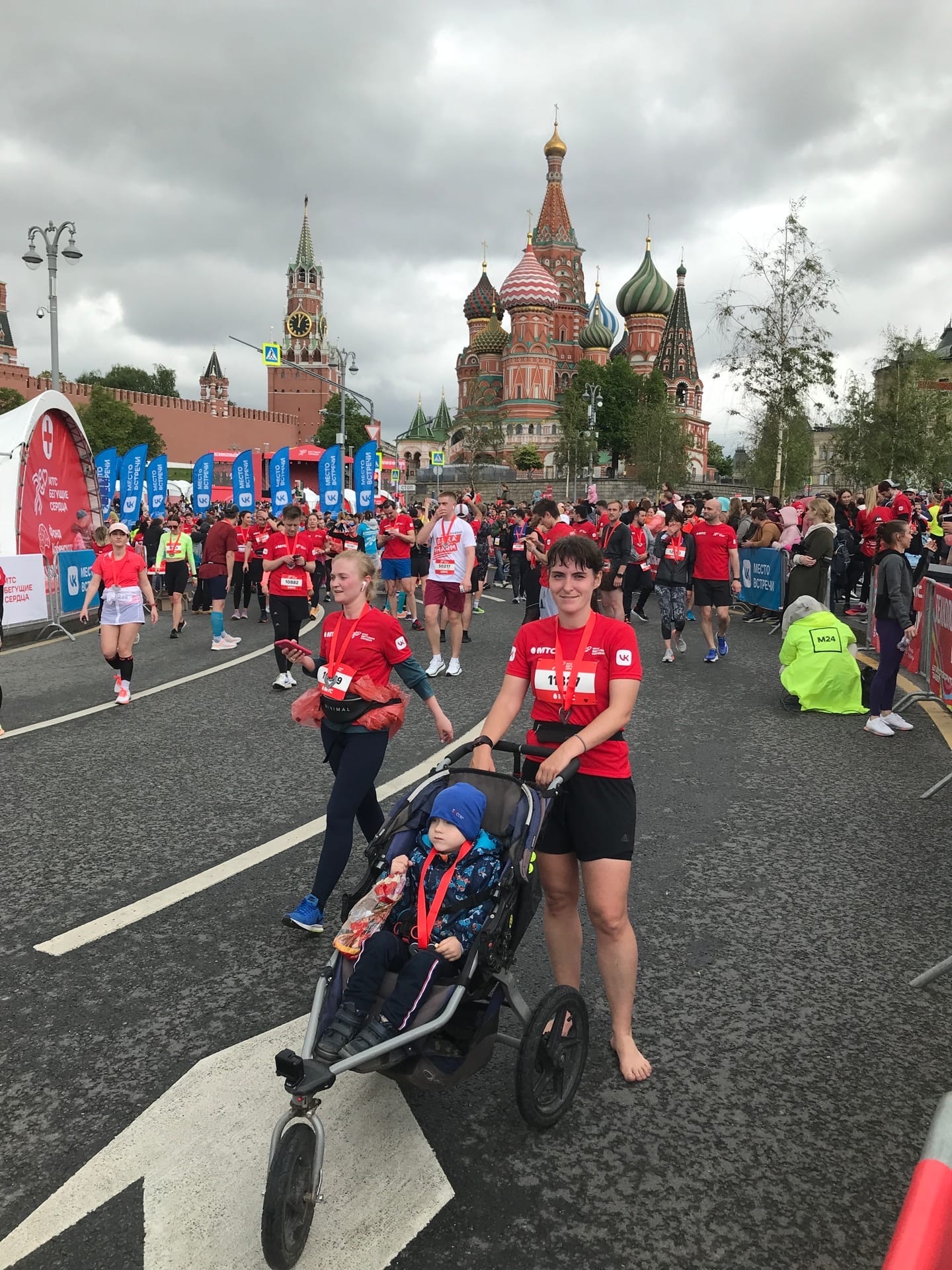 Асфальт обжигал ноги, но Ольга Бекрицкая из Владимира все-таки установила мировой рекорд по бегу с детской коляской босиком! 21 км вместе с сыном она преодолела за два часа шесть минут. Достижение было зафиксировано официально. Но и это не главное. Ольга говорит, что ее история про любовь к бегу и сыну.