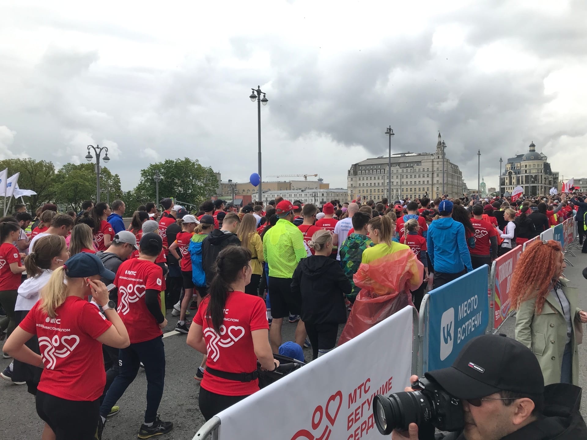 Асфальт обжигал ноги, но Ольга Бекрицкая из Владимира все-таки установила мировой рекорд по бегу с детской коляской босиком! 21 км вместе с сыном она преодолела за два часа шесть минут. Достижение было зафиксировано официально. Но и это не главное. Ольга говорит, что ее история про любовь к бегу и сыну.