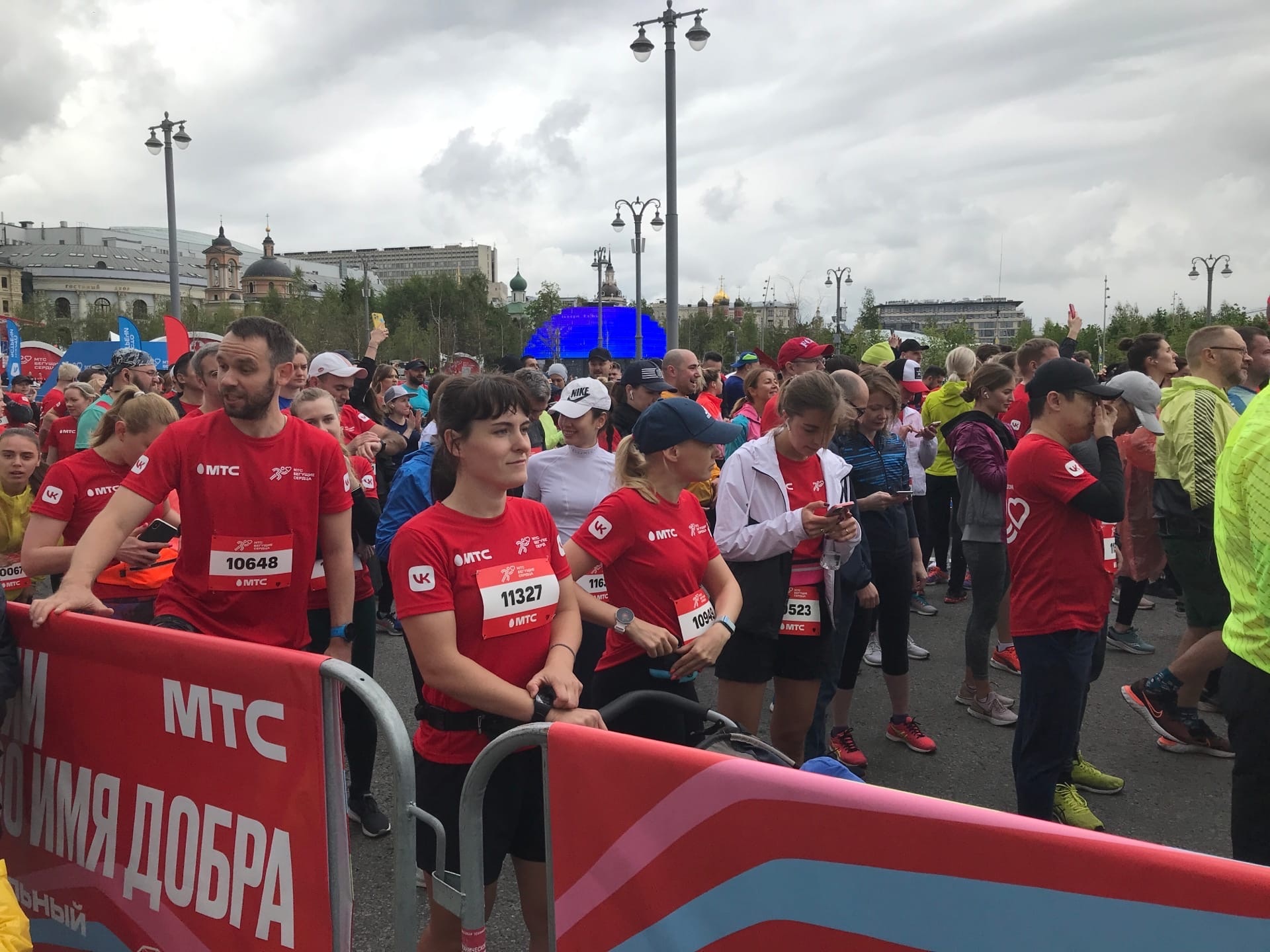 Асфальт обжигал ноги, но Ольга Бекрицкая из Владимира все-таки установила мировой рекорд по бегу с детской коляской босиком! 21 км вместе с сыном она преодолела за два часа шесть минут. Достижение было зафиксировано официально. Но и это не главное. Ольга говорит, что ее история про любовь к бегу и сыну.