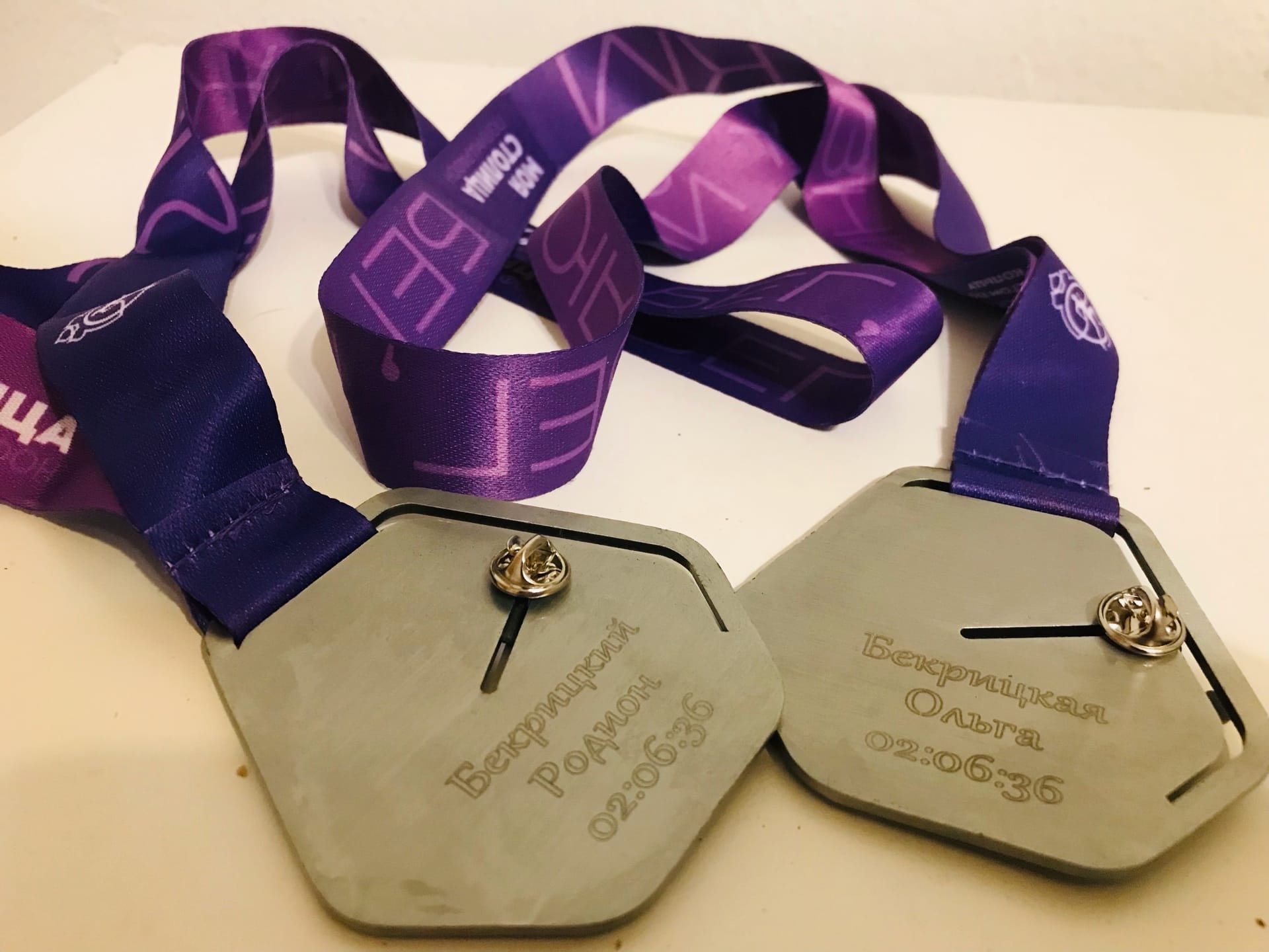 Асфальт обжигал ноги, но Ольга Бекрицкая из Владимира все-таки установила мировой рекорд по бегу с детской коляской босиком! 21 км вместе с сыном она преодолела за два часа шесть минут. Достижение было зафиксировано официально. Но и это не главное. Ольга говорит, что ее история про любовь к бегу и сыну.