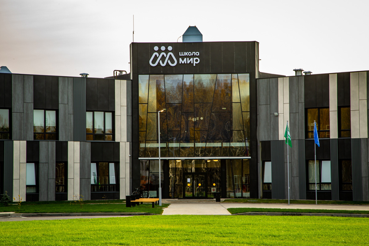 В «МИРе» ребенок получает не только сильные академические знания, но и развивается в науке, творчестве и спорте. О том, как устроен учебный день в школе, которая претендует войти в число лучших во Владимирской области, нам рассказала ее директор Лада Владимировна Силина.