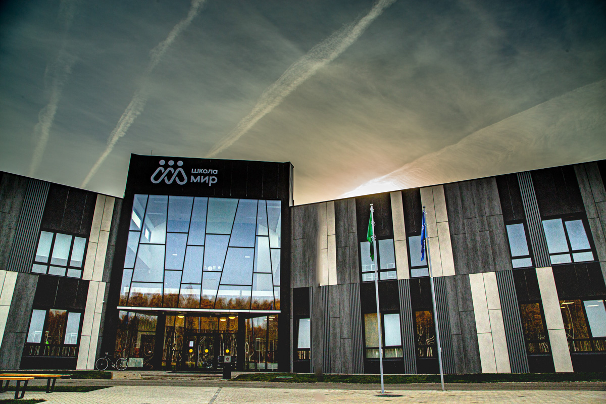 В «МИРе» ребенок получает не только сильные академические знания, но и развивается в науке, творчестве и спорте. О том, как устроен учебный день в школе, которая претендует войти в число лучших во Владимирской области, нам рассказала ее директор Лада Владимировна Силина.