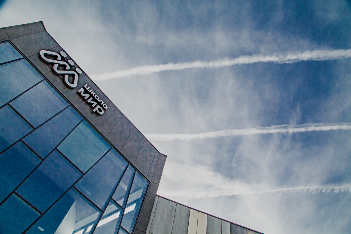 В «МИРе» ребенок получает не только сильные академические знания, но и развивается в науке, творчестве и спорте. О том, как устроен учебный день в школе, которая претендует войти в число лучших во Владимирской области, нам рассказала ее директор Лада Владимировна Силина.