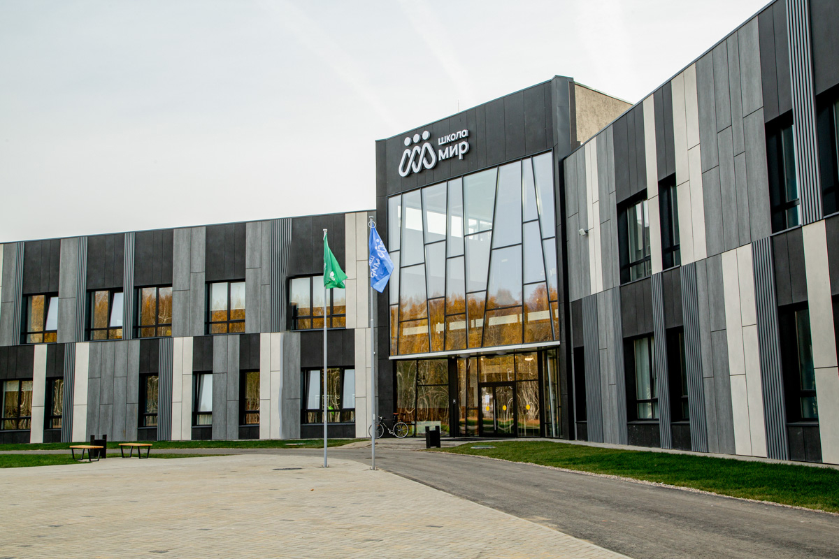 В «МИРе» ребенок получает не только сильные академические знания, но и развивается в науке, творчестве и спорте. О том, как устроен учебный день в школе, которая претендует войти в число лучших во Владимирской области, нам рассказала ее директор Лада Владимировна Силина.