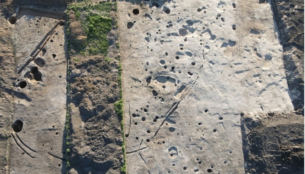 Археологи восстановили структуру поселения XII века рядом с Муромом. Древнерусское село обнаружили на месте строительства трассы М-12. На одной из крупных усадеб археологи нашли предметы, указывающие, что там жил профессиональный воин.