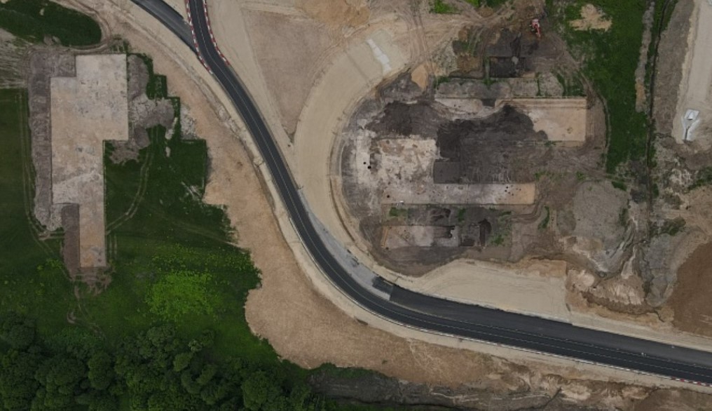 Археологи восстановили структуру поселения XII века рядом с Муромом. Древнерусское село обнаружили на месте строительства трассы М-12. На одной из крупных усадеб археологи нашли предметы, указывающие, что там жил профессиональный воин.