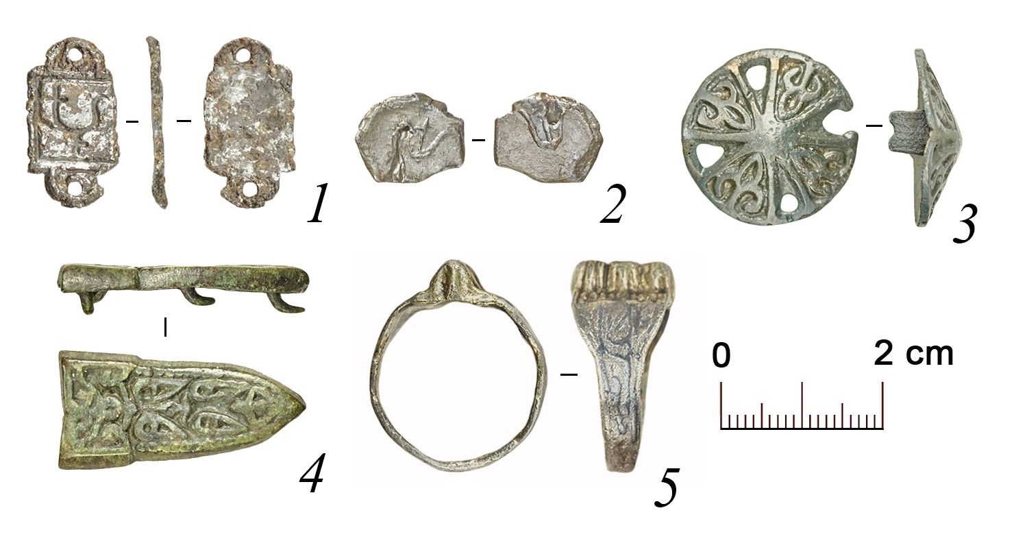 Археологи восстановили структуру поселения XII века рядом с Муромом. Древнерусское село обнаружили на месте строительства трассы М-12. На одной из крупных усадеб археологи нашли предметы, указывающие, что там жил профессиональный воин.