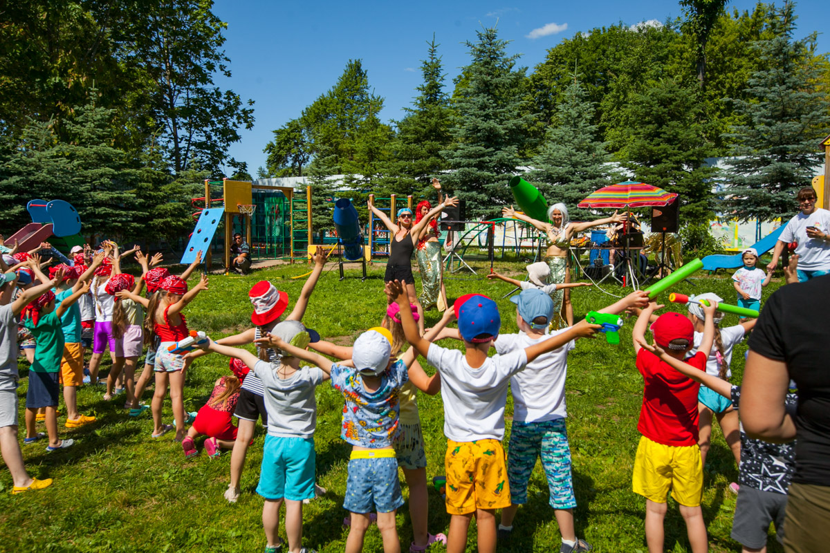 Лето — это не только солнце, отдых и развлечения, но и «головная боль» многих работающих родителей. Чем занять ребенка на все три месяца? Кто присмотрит за ним, позаботится о досуге, здоровье и образовании? Кто организует спортивные, творческие и развивающие занятия? Педагоги и методисты «Города детства» разработали летнюю программу, которая запомнится воспитанникам этого частного детского сада надолго!