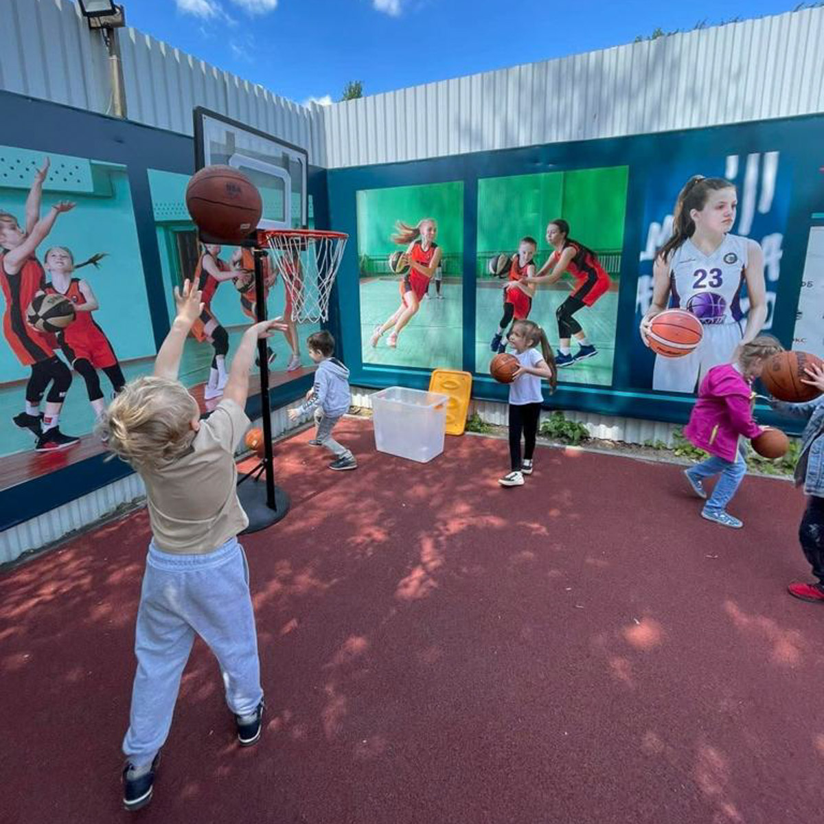 Лето — это не только солнце, отдых и развлечения, но и «головная боль» многих работающих родителей. Чем занять ребенка на все три месяца? Кто присмотрит за ним, позаботится о досуге, здоровье и образовании? Кто организует спортивные, творческие и развивающие занятия? Педагоги и методисты «Города детства» разработали летнюю программу, которая запомнится воспитанникам этого частного детского сада надолго!